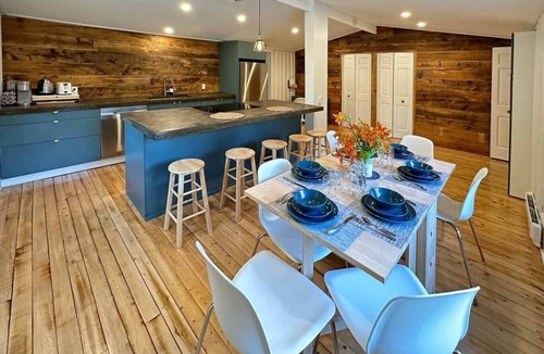 Val-des-Monts Ski Chalet | Rustic Charm & Cozy Comforts (Chalet sur Des campeurs)