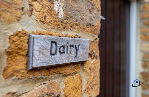 Caldecott Apartment | Rustic charm, king bed, en-suite, wi-fi, parking