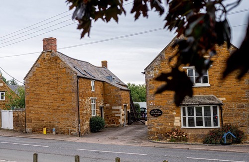 Caldecott Apartment | Rustic charm, king bed, en-suite, wi-fi, parking