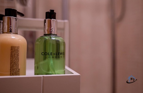 Caldecott Apartment | Rustic charm, king bed, en-suite, wi-fi, parking