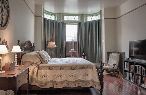 Ranshaw Bed & Breakfast | Rustic Charm/King Bed + Roku/Private Bath