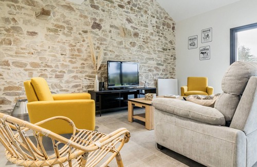 Nort-sur-Erdre Cottage | Rustic Charm: Renovated Barn near Nantes with Garden & Canal Access