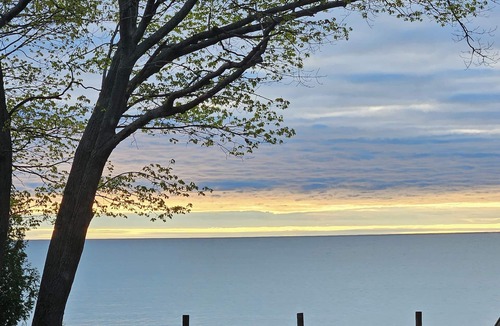 Au Gres Cabin | Rustic-Chic 2 bdr Pet Friendly Log Cabin, Steps to Lake Huron