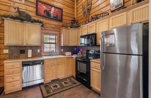 Branson Theater District Cabin | Rustic-Chic 4BR + Loft Cabin | Golf & Show Discounts!