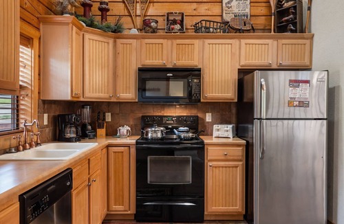Branson Theater District Cabin | Rustic-Chic 4BR + Loft Cabin | Golf & Show Discounts!