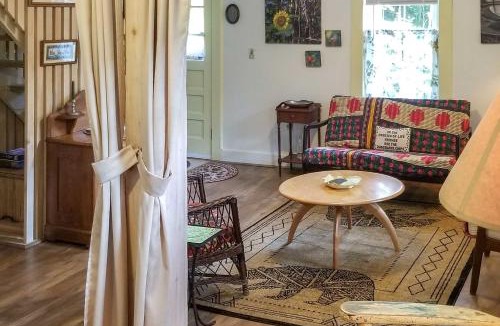 Northfield House | Rustic-Chic Cottage w/Yard & Grill - Near Hiking!