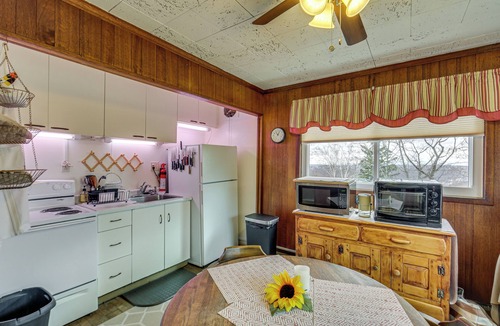 West Mifflin Apartment | ‘Rustic Chic’ Retreat: 4 Mi to Kennywood!