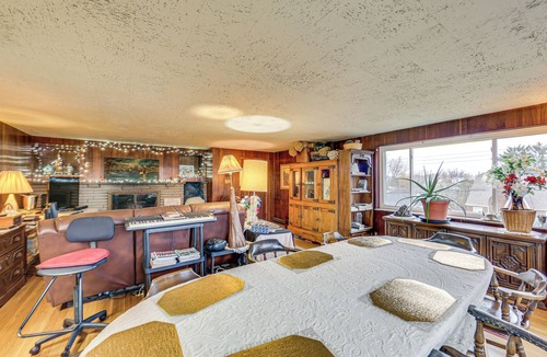 West Mifflin Apartment | ‘Rustic Chic’ Retreat: 4 Mi to Kennywood!