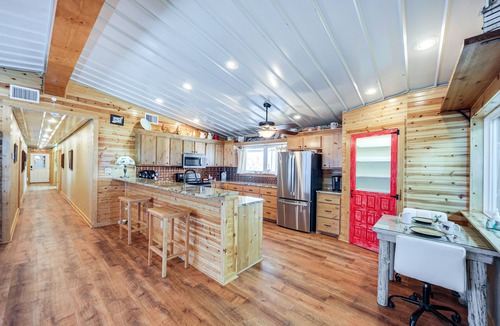 Gouldbusk House | Rustic Coleman Retreat on 300 Acres w/Hot Tub!