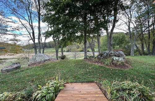 Elk Creek House | RUSTIC COMERS ROCK LODGE 2 BEDROOM 2-BATH WIDE OPEN VIEWS