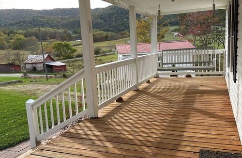 Elk Creek House | RUSTIC COMERS ROCK LODGE 2 BEDROOM 2-BATH WIDE OPEN VIEWS