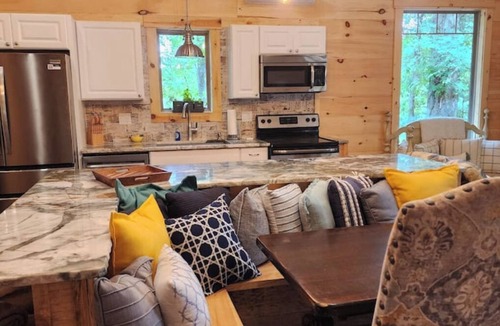 Amity Cabin | Rustic Comfort CabinnDiamond in The Ripple- Hot