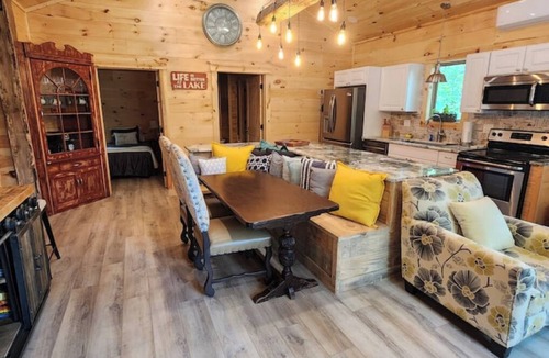 Amity Cabin | Rustic Comfort CabinnDiamond in The Ripple- Hot