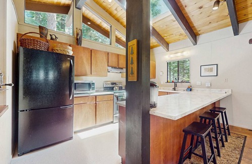 Homewood House | Rustic, comfy, dog-friendly cabin in the pines - walk to homeowners lake & beach