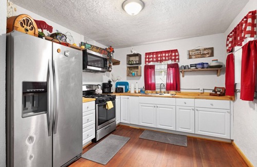 Central - Terry House | Rustic Cottage Cozy & Charming