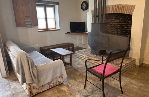 Neuilly-le-Real Cottage | Rustic Cottage in Neuilly-le-Réal, Pets Allowed