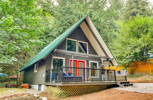 Mount St. Helens House | Rustic Cougar Cabin with Wood-Burning Fire Pit!