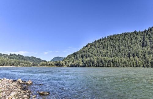 Mount St. Helens House | Rustic Cougar Cabin with Wood-Burning Fire Pit!