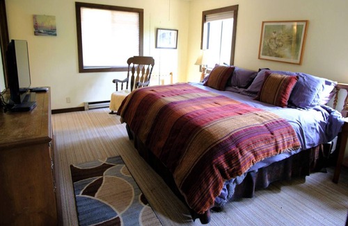 Hendersonville Cabin | Rustic country cabin on mountain top - king bed, hot tub