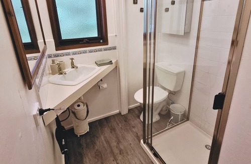 Lysterfield House | Rustic Country Lane Farmhouse in Lysterfield. Family & pet friendly!