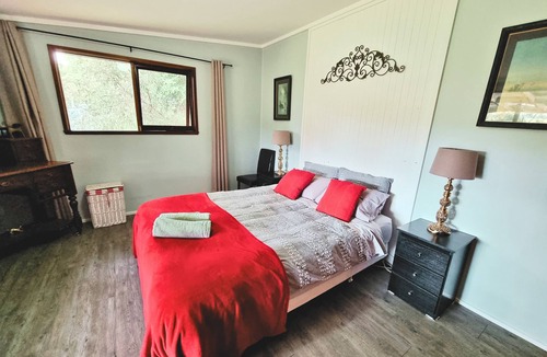 Lysterfield House | Rustic Country Lane Farmhouse in Lysterfield. Family & pet friendly!