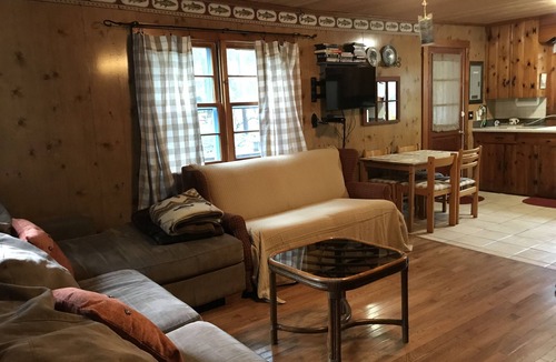 Tafton Cabin | Rustic Cozy Cabin just yards from the lake!