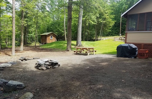 Oakland Cabin | Rustic & Cozy Cabin – Steps away from beautiful Salmon Lake