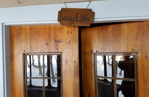 Oakland Cabin | Rustic & Cozy Cabin – Steps away from beautiful Salmon Lake