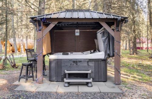 Bragg Creek Apartment | Rustic Cozy Cabin with hot tub