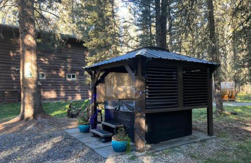 Bragg Creek Apartment | Rustic Cozy Cabin with hot tub