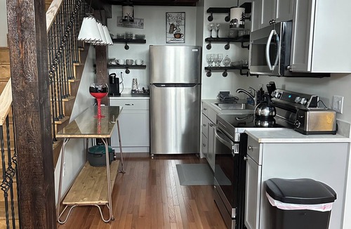 Vernon Apartment | Rustic cozy large 1-bedroom, Queen Size Bednpriced per-person rate