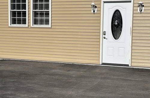 Vernon Apartment | Rustic cozy large 1-bedroom, Queen Size Bednpriced per-person rate