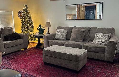 Vernon Apartment | Rustic cozy large 1-bedroom, Queen Size Bednpriced per-person rate