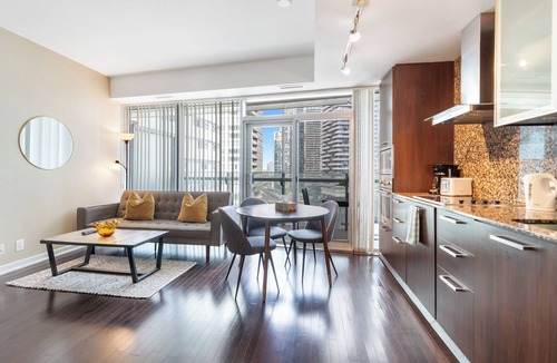 Central Waterfront Condo | Rustic DT Condo w/1 Bed + Sofabed
