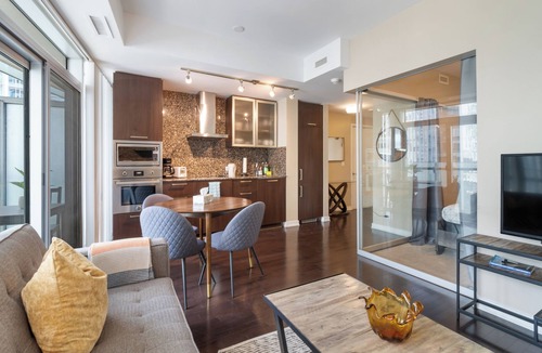 Central Waterfront Condo | Rustic DT Condo w/1 Bed + Sofabed