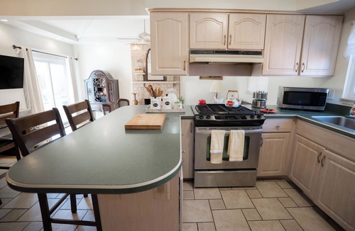 Sterling Heights House | Rustic Elegance: Discover unique 3-BR Ranch cottage combine with Morden comfort