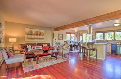 Historic District House | Rustic Elegance- 10 min walk to Main, Mountain Views & Direct Access to Trails!