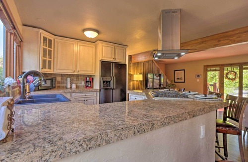 Historic District House | Rustic Elegance- 10 min walk to Main, Mountain Views & Direct Access to Trails!