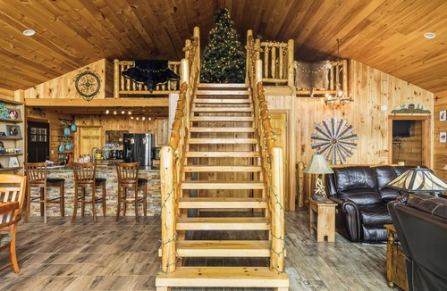 Montville House | Rustic elegance above the meadow