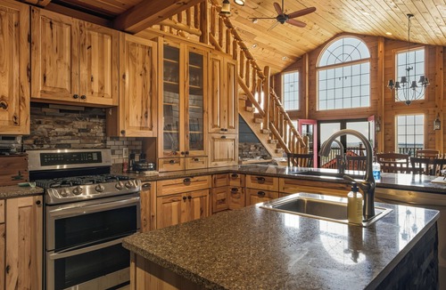 Montville House | Rustic elegance above the meadow