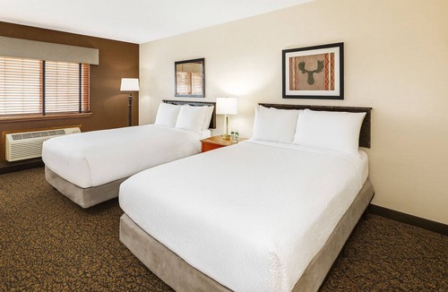 Peoria Hotel | Rustic Elegance Meets Modern Comfort Near IL River Valley | 2 Units