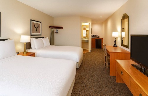 Peoria Hotel | Rustic Elegance Meets Modern Comfort Near IL River Valley | 2 Units