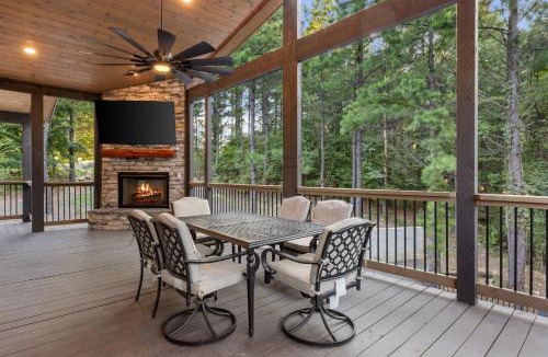 Broken Bow House | Rustic Escape Hot Tub & BBQ