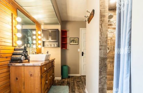 Linn Creek Cabin | Rustic Family Friendly Cabin