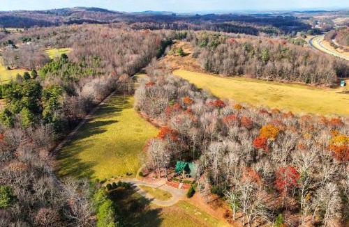 Fancy Gap House | Rustic Fancy Gap Cabin w/Blue Ridge Parkway Views