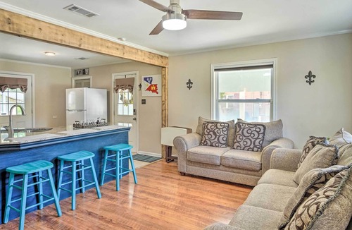 New Iberia House | 'Rustic Fleur De Lis' Charming New Iberia Gem