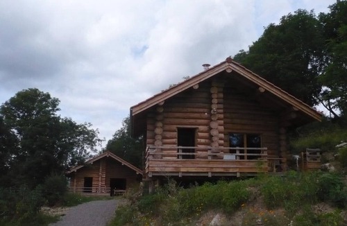 Saint-Martin-la-Sauvete Cottage | Rustic cabin with wood stove - 3 ppl, pets allowed