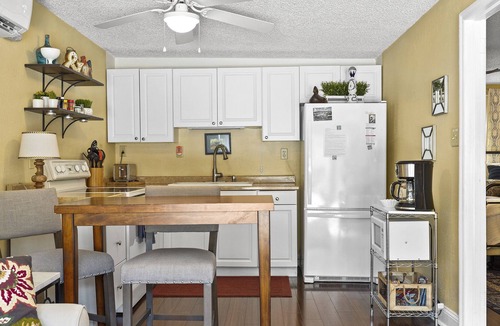 Avondale Cottage | Rustic Garden Cottage - Walkable Historic District