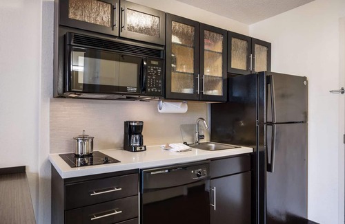 Baymeadows Hotel | Rustic Getaway in Jacksonville! 2 Spacious Units, Full Kitchen, Pets Allowed!