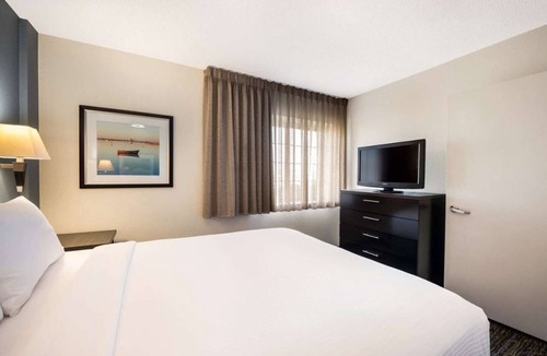 Baymeadows Hotel | Rustic Getaway in Jacksonville! 2 Spacious Units, Full Kitchen, Pets Allowed!